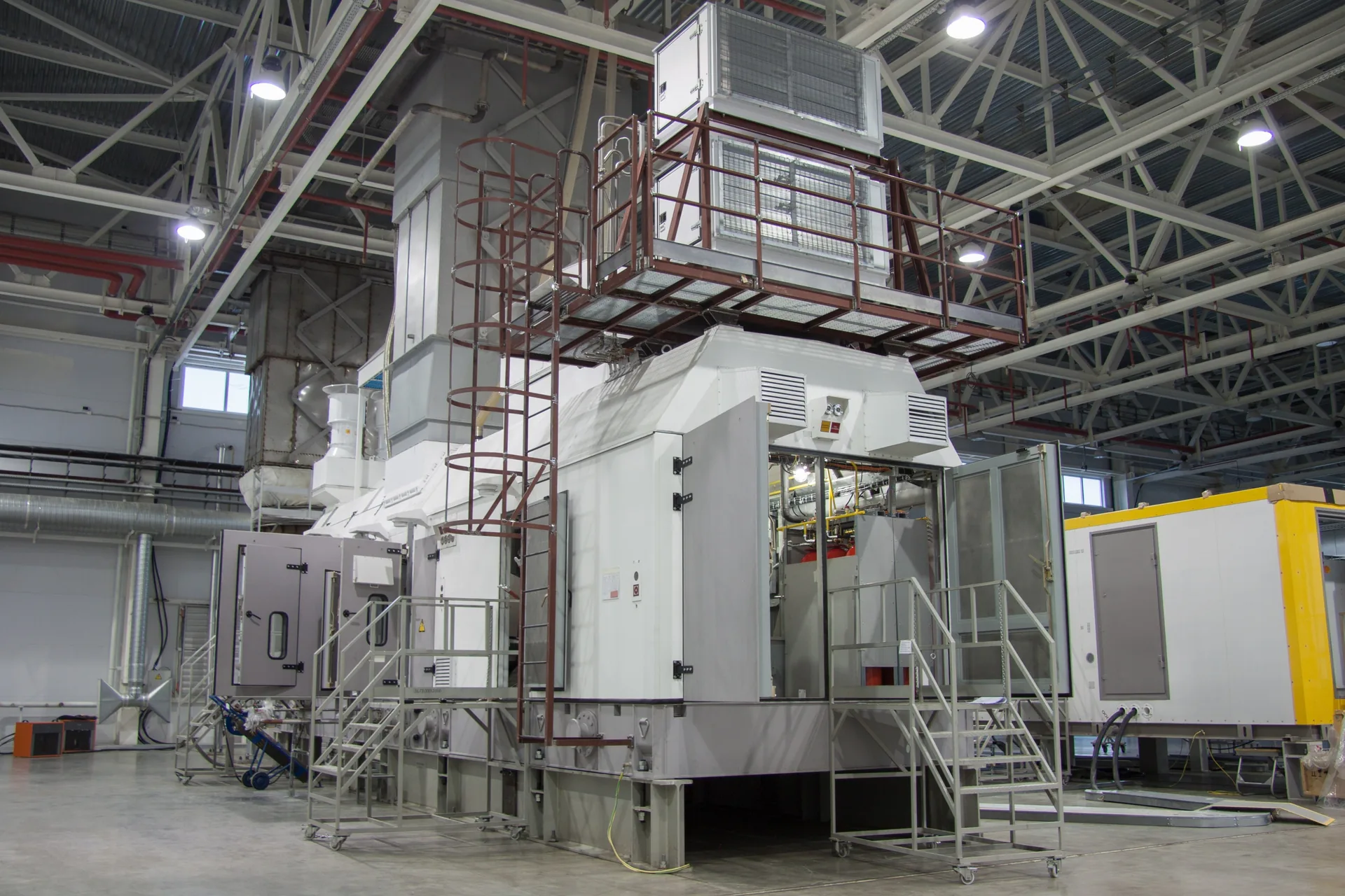 Gas-turbine equipment inside an industrial building.
